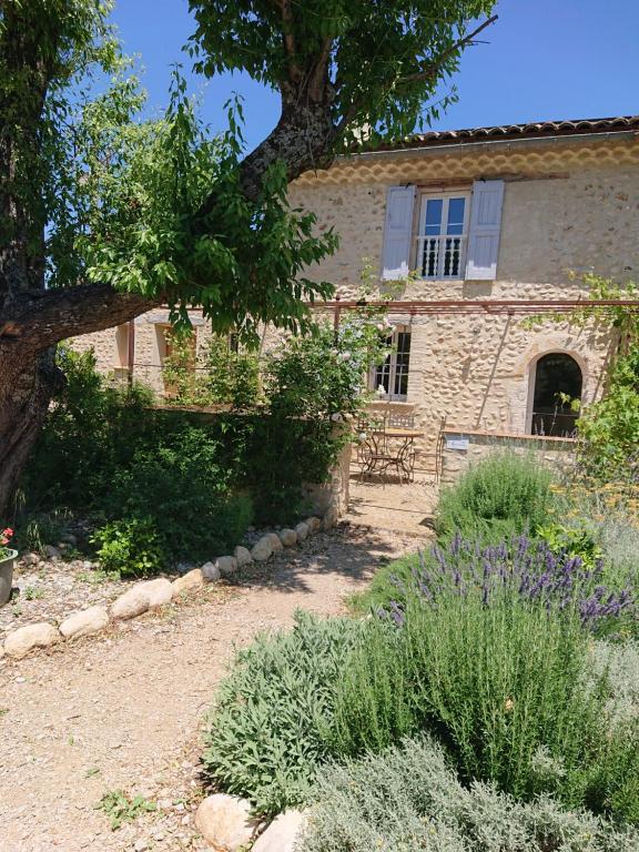 Gite Amandier, Ferme Bel Air, Riez - Bed and Breakfast Riez