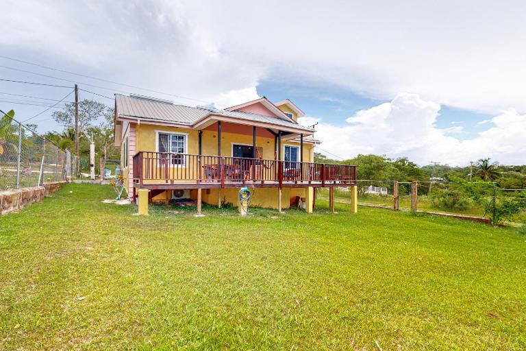 The Pine Tree Villa - B&B San Ignacio