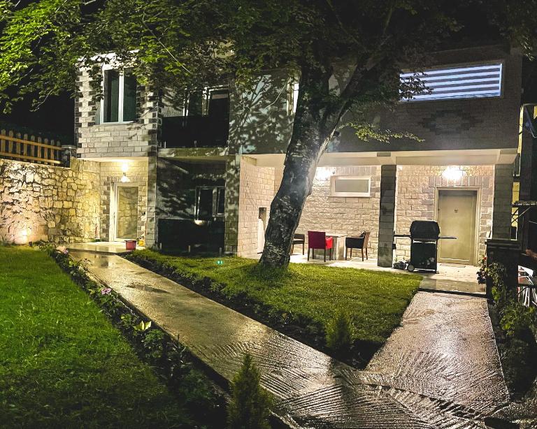 Vila Alpini - Ferienwohnung Razëm