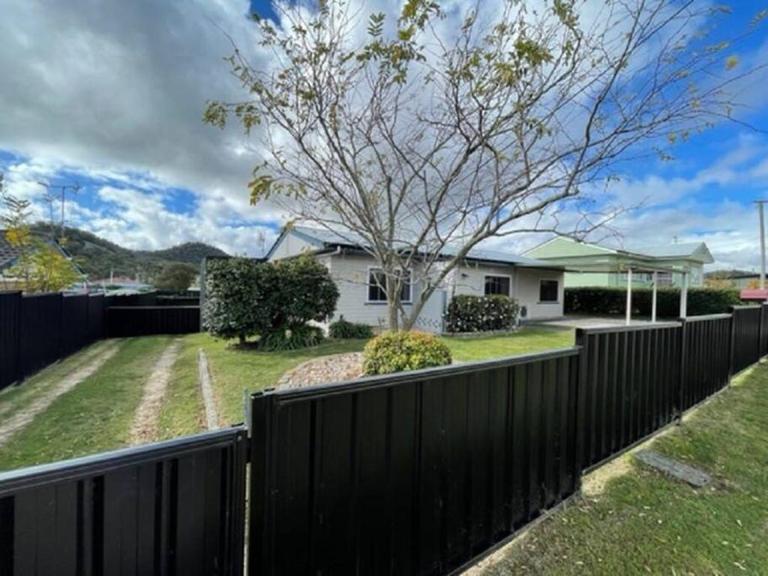 LAHOOL GUEST HOUSE JUST A CREEKSIDE STROLL TO TOWN - B&B Stanthorpe