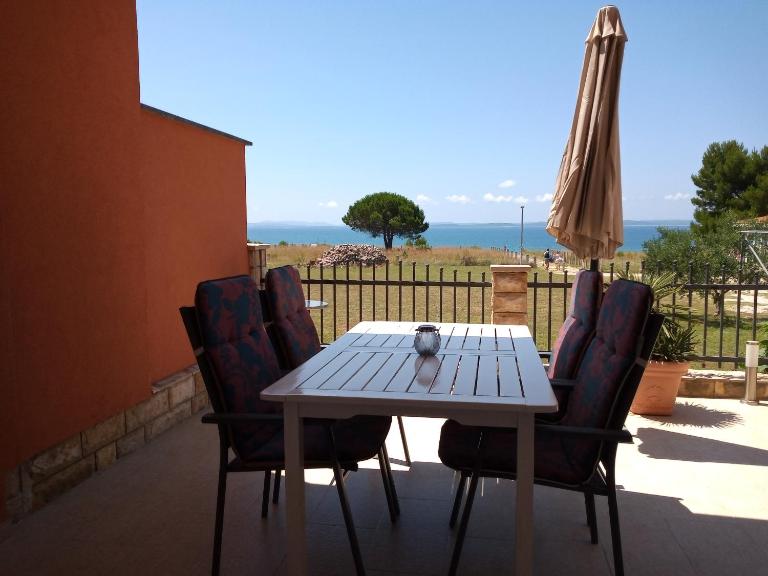 Apartmani Brkić - seaview apartments 100m to sand beach - B&B Nona