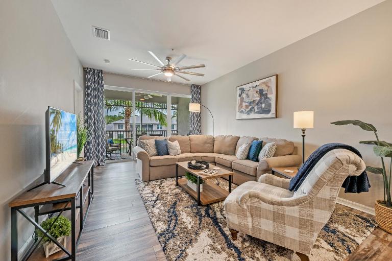 Golf Condo- Resort Pool- LakeView- 10mi to beaches - B&B Naples