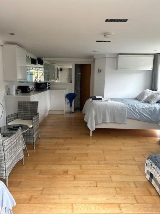 Cosy Studio Cabin with Optional Hot Tub Lilliput near Sandbanks beach - B&B Poole