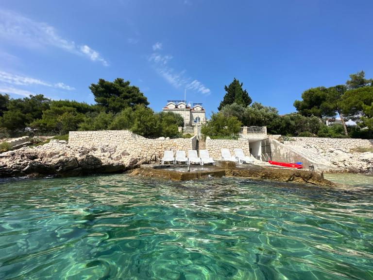 Luxury Seaside Villa with a classic Mediterranean Olive Garden, a fully equipped Professional Kitchen, Pool, Sauna, Padle Boards and Canoe - Miolin Beach House - B&B Traù
