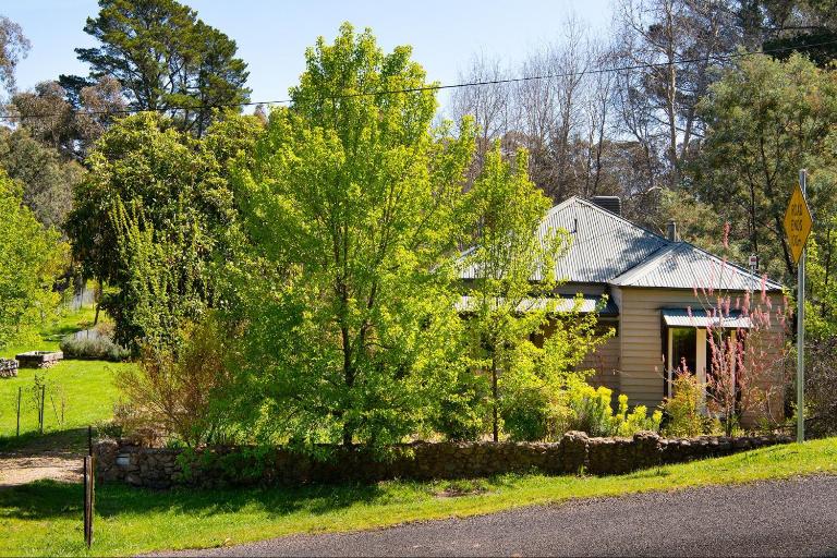 Hepburn Springs Retreat- stylish & light-filled - Bed and Breakfast Hepburn Springs