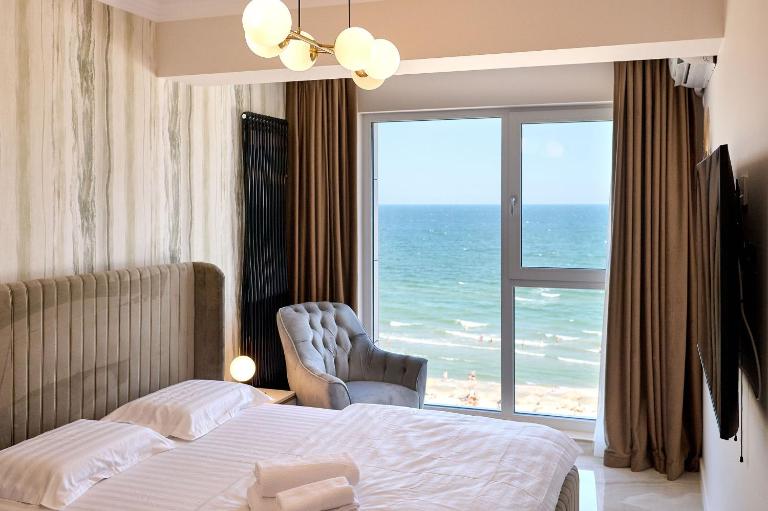 Beach Bliss Apartment in Infinity Beach Resort parking - Chambres d'hôtes Mamaia