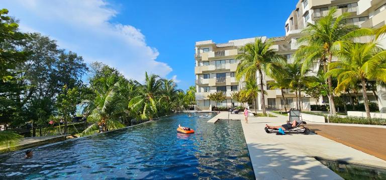 By The Sea Beach Luxury Resort - Batu Ferringhi - Bed and Breakfast Batu Feringgi