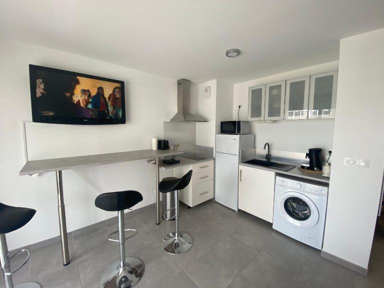 APPARTEMENT TYPE 2 NEUF +GRANDE TERRASSE - B&B Le Lavandou