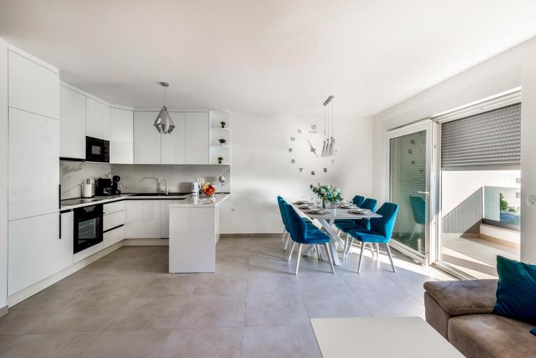 Marko - New sea view apartment with free parking - B&B Makarska