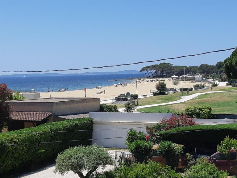 à moins de 100 m de la plage à pied - B&B La Londe-les-Maures
