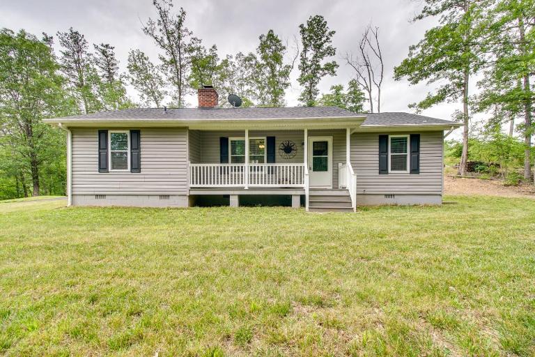 Cozy Home in Star Tannery w/ Private Backyard! - B&B Gravel Springs