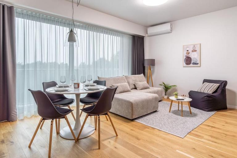 Family apartment with air-conditioning, balcony, free parking! - B&B Pärnu