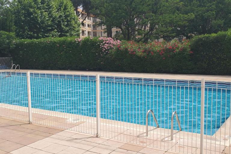 Modern T2 near train station with swimming pool - B&B Fréjus