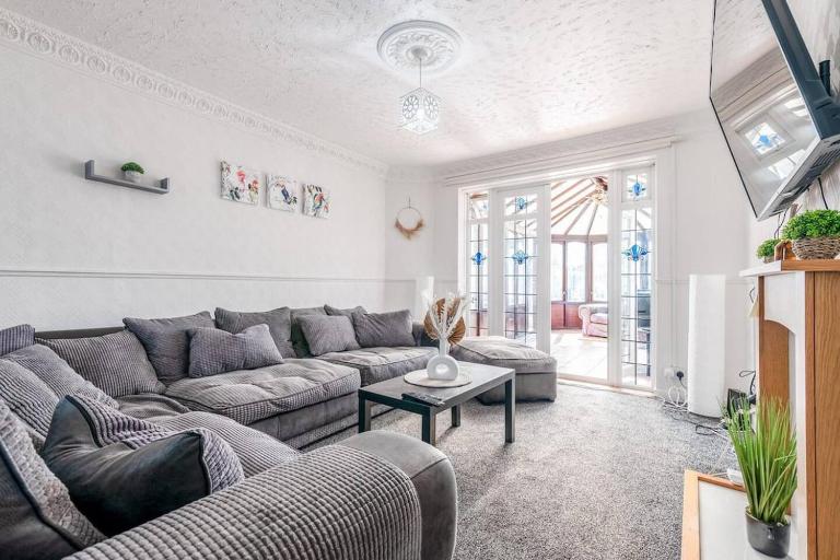 3-Bed House Near Lakeside Mall, Onsite Parking - Chambres d'hôtes Grays