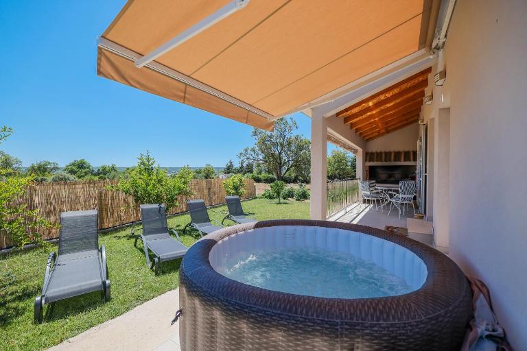 Villa Marinerro completely energy self-sustainable surrounded by olive groves and an orchard - B&B Biograd na Moru