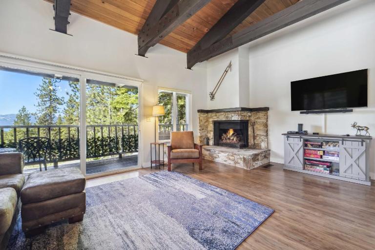 10 Mi to Palisades Tahoe! Condo w/ Game Room - Bed and Breakfast Tahoe City