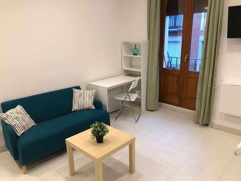 Un genial estudio en el barrio las cortes - B&B Madrid