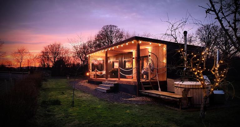 Bastle Retreats Cabin with hot tub - B&B Duns
