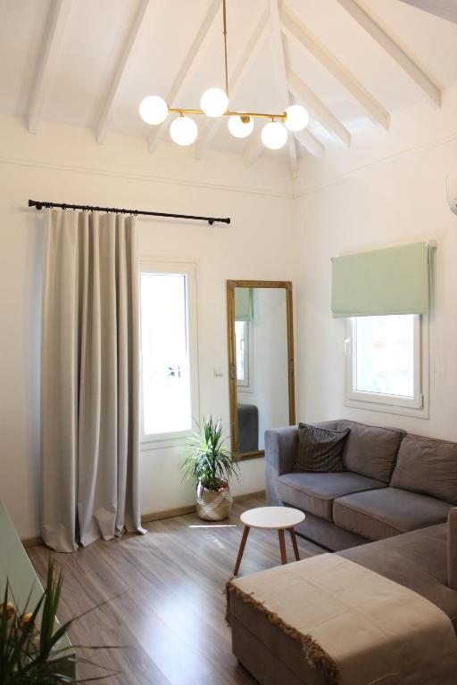 Theane blue -Private outdoor parking on site - B&B Kavala