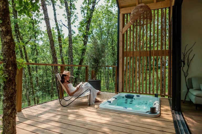 Wabi sabi lodge - spa&sauna privatif - forêt - Bed and Breakfast Turenne