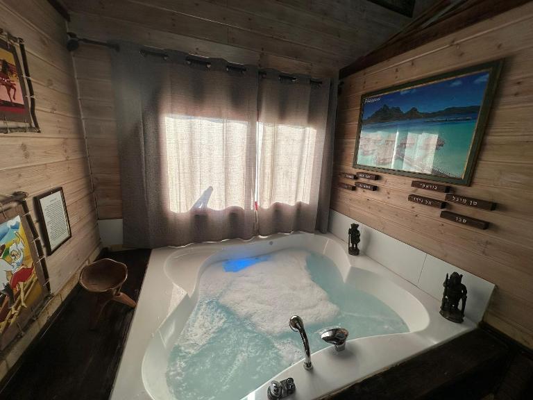 בורקאי - בקתות פיליפיניות עם בריכה פרטית - Bed and Breakfast Bruchim Qela' Alon