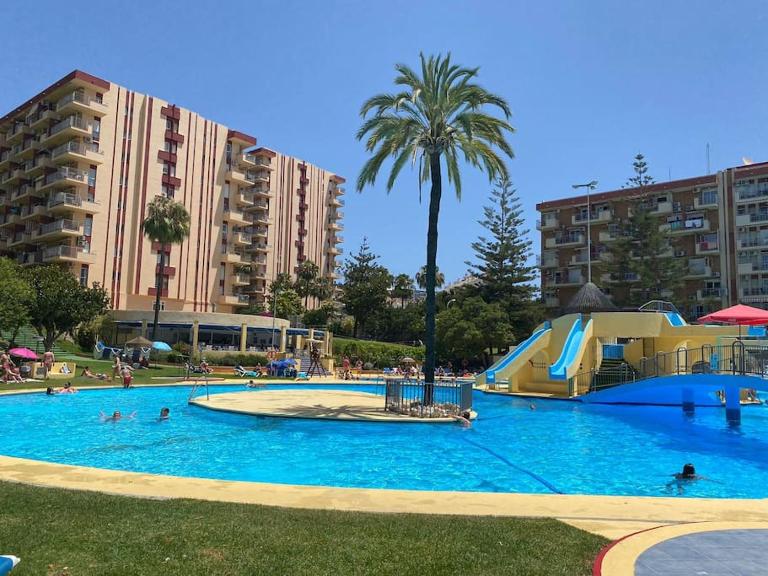 Alucinante Apt. con vistas, piscinas y recepción 24 hs. - Chambres d'hôtes Benalmádena