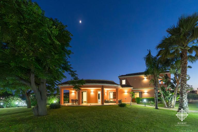 Villa Seaside - Beach Retreat with jacuzzi - B&B Syracuse