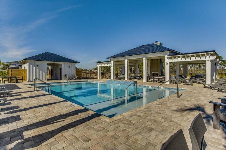 Modern Luxury 4BR Pool Bay Access Outdoor Dining - B&B Pensacola