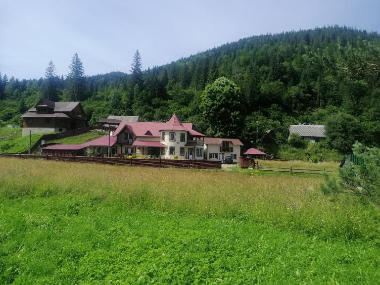 Гостинний двір у Ангеліни - B&B Tatariv