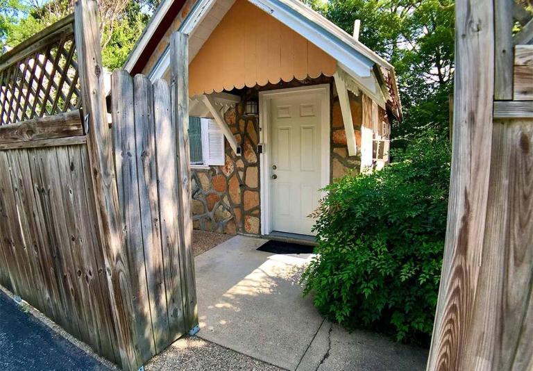 Napa Rock Cottage/ #7 Oak Crest - B&B Eureka Springs