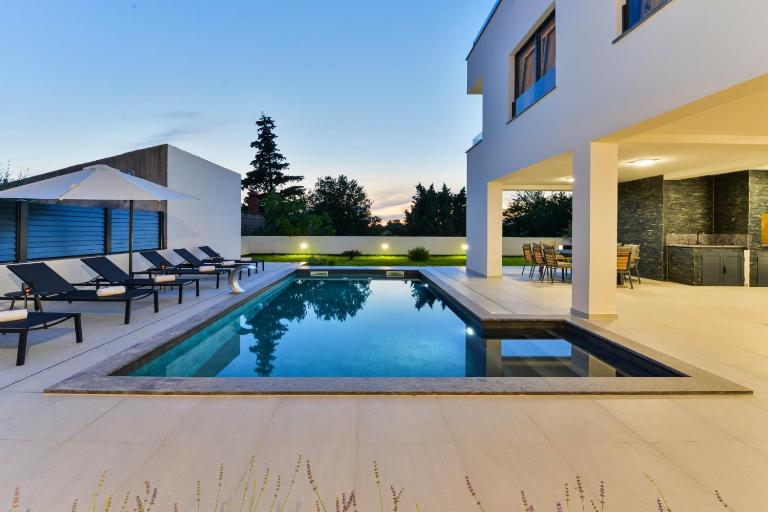 CROWONDER Mila Prestige Villa with Heated Swimming Pool, Jacuzzi and Sauna - B&B Zaton