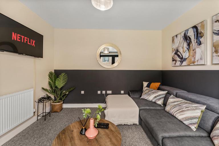 Sleek and Stylish 2 Bed with Garden and Parking - B&B Sheffield