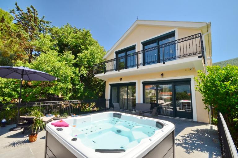 Kjara Lux Apartment - Ferienwohnung Tivat