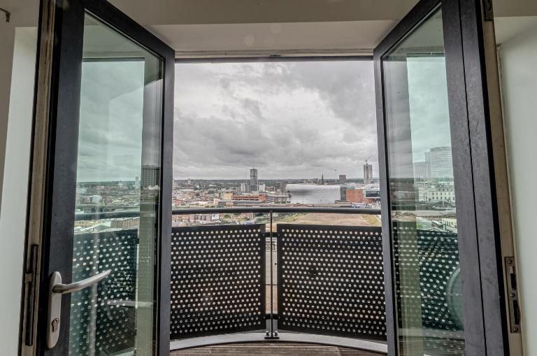 Modern 2BR Apartment City Centre Free Secure Parking Stunning Views - B&B Birmingham