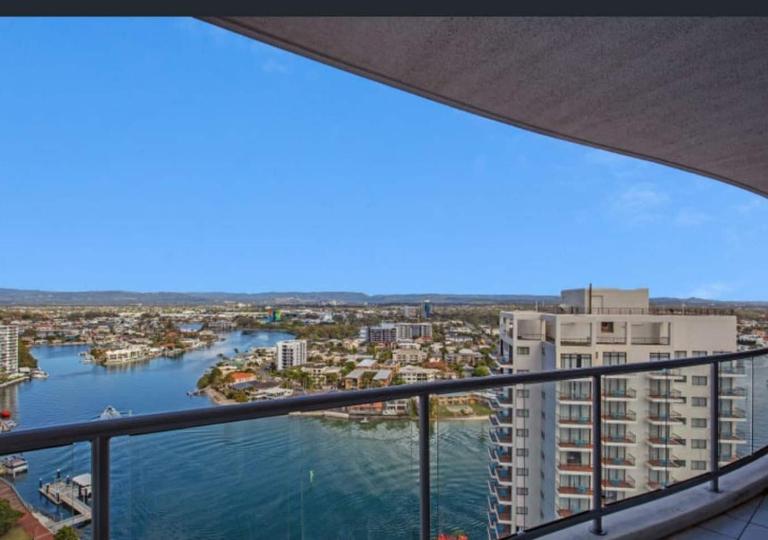 2 BDRM Towers of Chevron, 19th Floor Amazing View - Bed and Breakfast Gold Coast