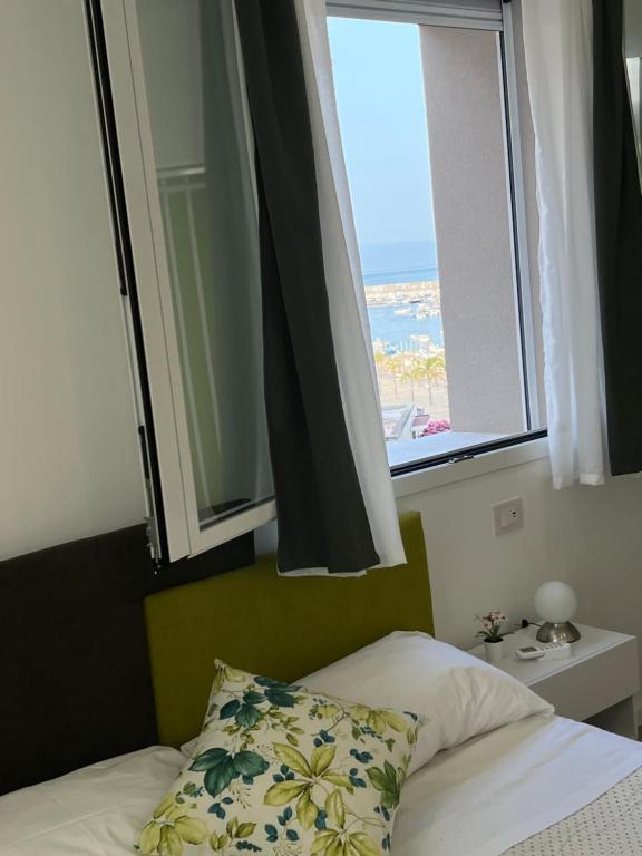 Perla Sul Mare Apartments - A 50m dalla Spiaggia con Wi-Fi & Parcheggio - B&B Giardini-Naxos