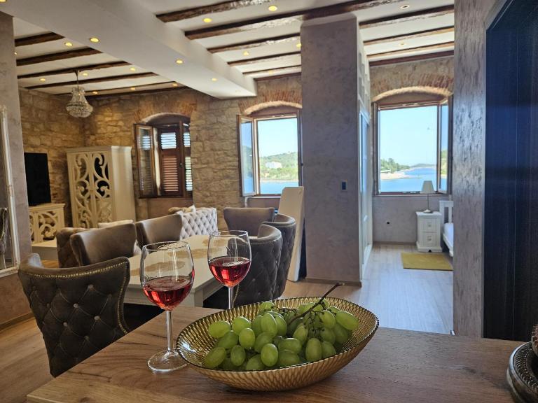 Luxury Seafront Suite Fabri - B&B Vis