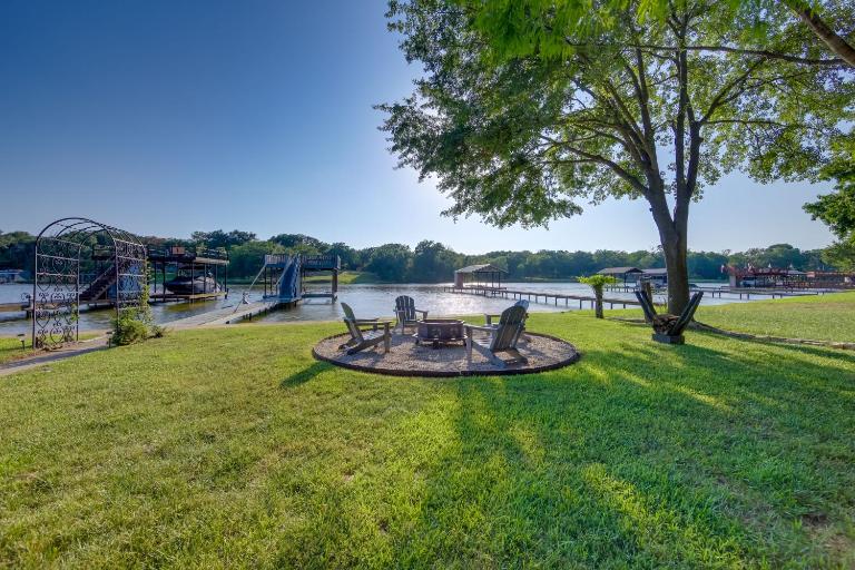 Lakefront Home w/ Dock in Mabank: Near Golfing! - Chambres d'hôtes Mabank