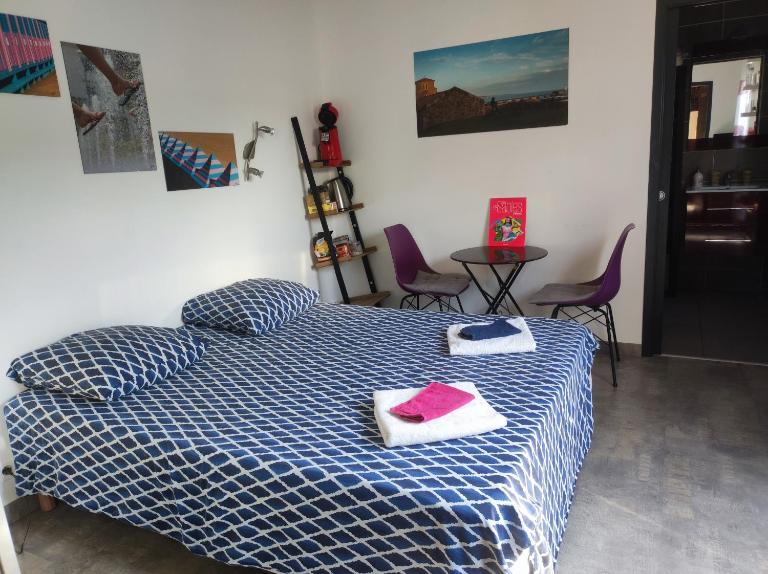 Chambre et salle d'eau dans dépendance 20 m2, vélos - B&B Les Sables-d'Olonne