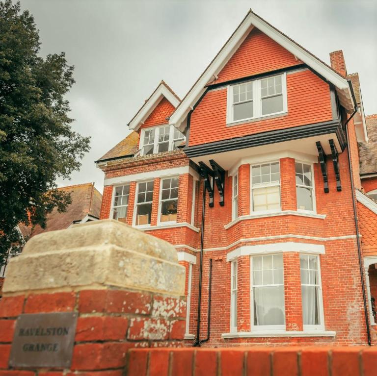 Ravelston Grange - stylish, spacious garden flat - B&B Old Town