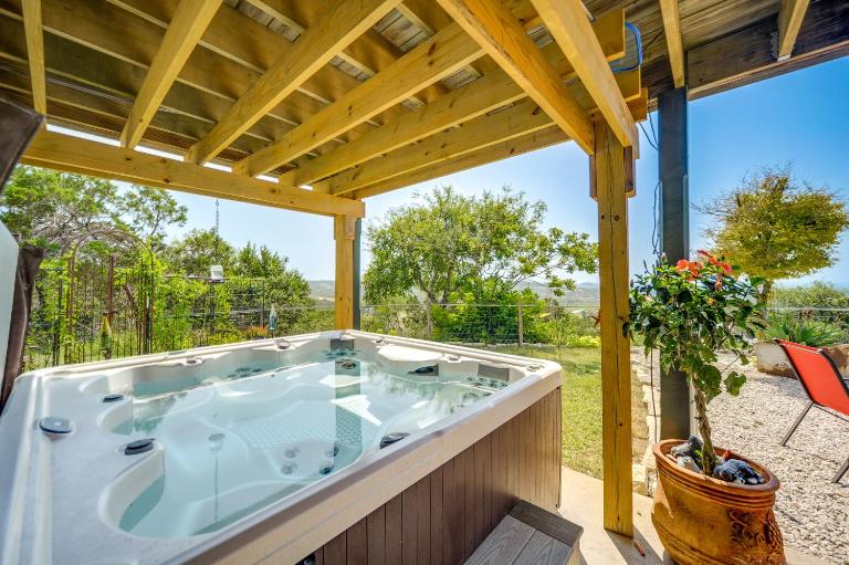 Fredericksburg Retreat w/ Private Hot Tub & Patio! - B&B Fredericksburg
