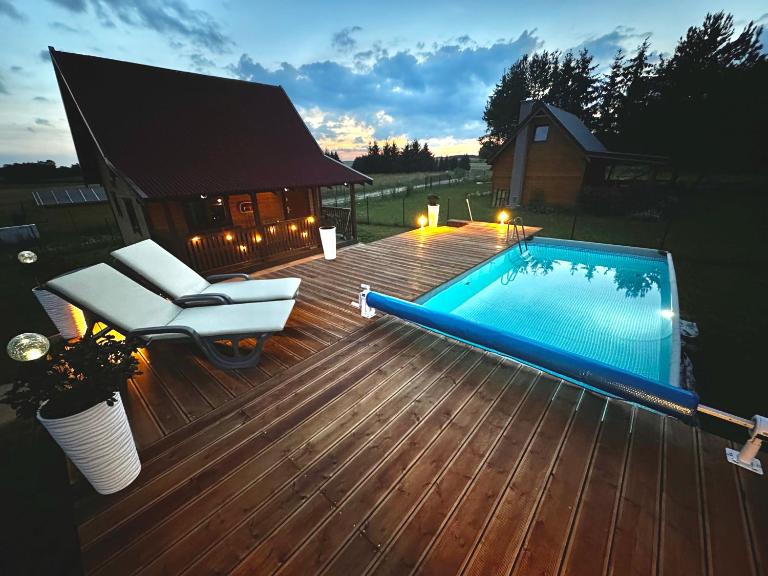 Domek letniskowy Jawor z basenem - B&B Małdyty