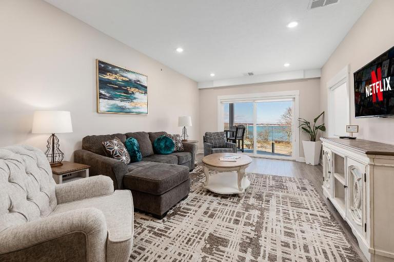 Luxury Downtown 2BDR Lake View Penthouse Condo steps to Beach 302W - B&B Traverse City