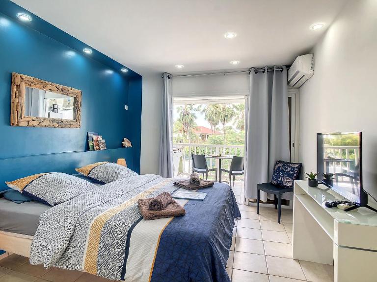 Studio Azur, résidence privée et piscines, citerne - B&B Saint-François