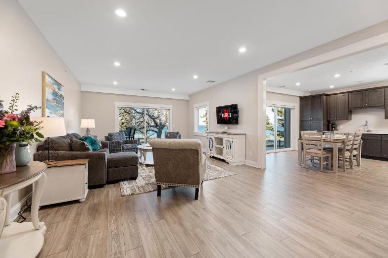 Luxury Downtown 2BDR Lake View 2nd Floor Condo on West Bay 204E - Ferienwohnung Traverse City
