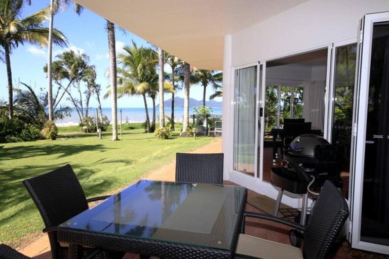 Beaches No 4 - Absolute Beachfront - Bed and Breakfast South Mission Beach