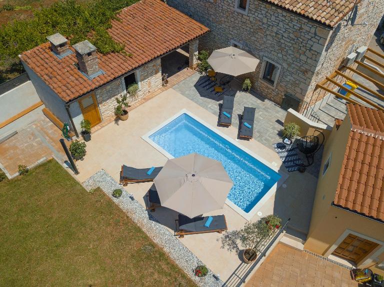 Villa Tonin - house for 6 guests with backyard, pool and whirlpool in Marčana Istria, Ferienhaus Istrien - B&B Marčana