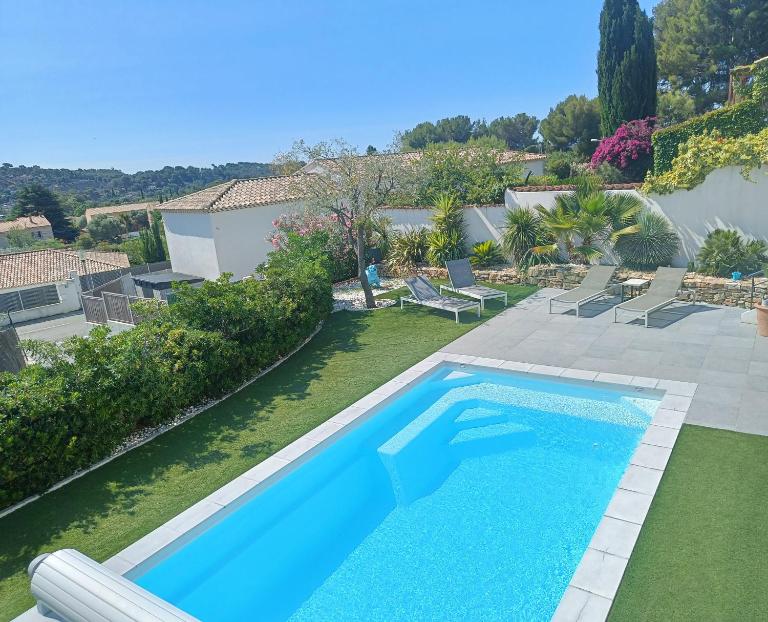 Villa contemporaine Piscine chauffée,pétanque, Clim - B&B Ceyreste