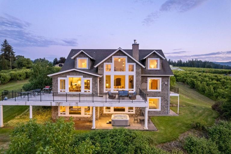 RiverSong Country Chateau - B&B Hood River