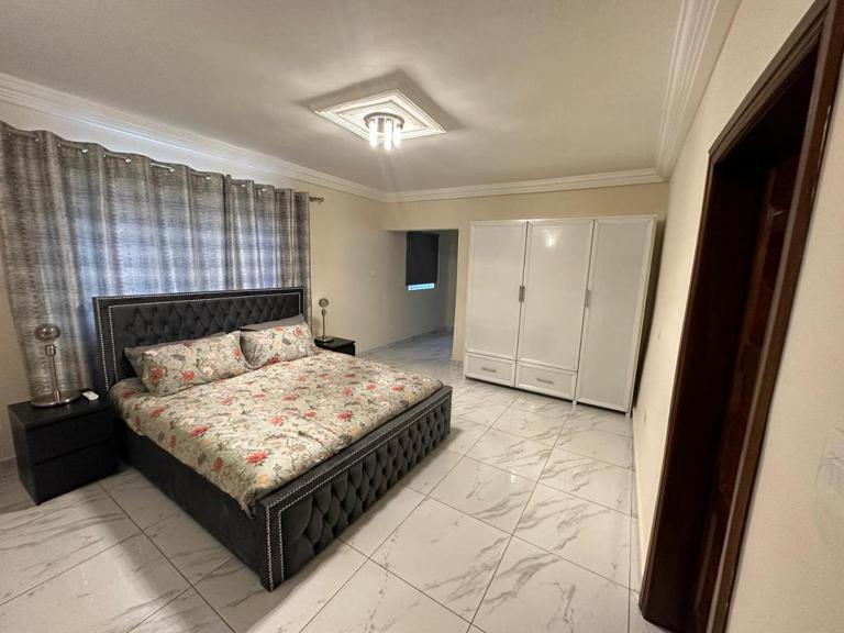 3 Bed Apartment Sleeps 6 - Parking Patio Wifi - Chambres d'hôtes Freetown